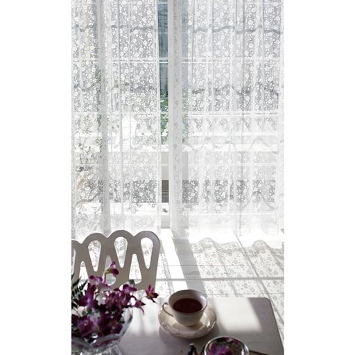 ホワイト<br>光を受けて浮かび上がるバラのシルエットが美しい、チュールレースカーテンです。