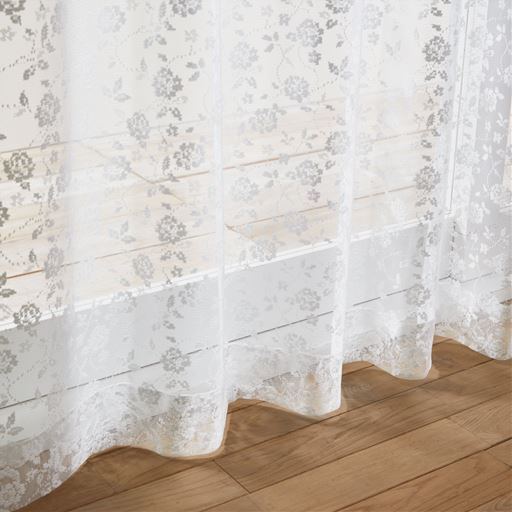 ホワイト<br>小さなバラのモチーフをたっぷり全面に配した愛らしいデザイン。