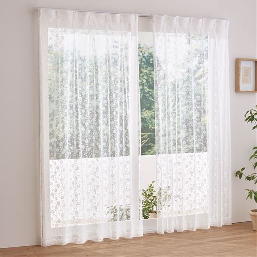 日中室内からの様子(ホワイト)<br>※使用環境の部屋の明るさにより印象は少し変わります。