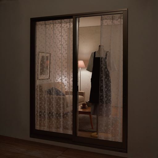 屋外から見た様子(夜)