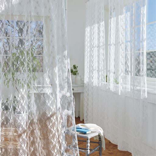 ホワイト<br>可憐な花柄をアーガイル調に仕上げたチュールレースカーテンです。