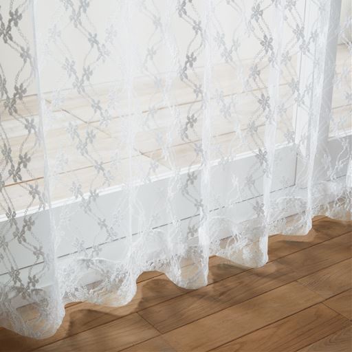 ホワイト<br>独特の透け感があり、光を受けた時の影の入り方も魅力。