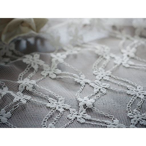 生地拡大(ホワイト)<br>モチーフに太番手の糸を使用したことで立体感が生まれ、さらに優雅な雰囲気に。