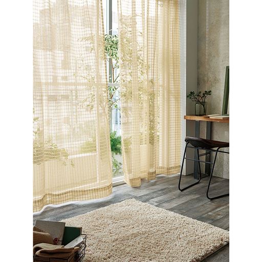 ベージュ<br>まるでリゾートホテルの窓辺のような、おしゃれな雰囲気を演出。