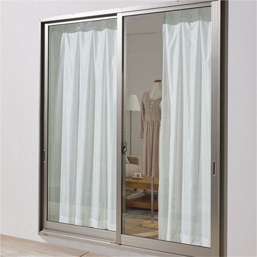 屋外から見た様子(昼)<br>昼間は外からほとんど見えません。