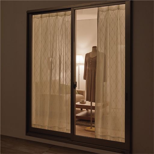 屋外から見た様子(夜)<br>夜は目隠し効果は発揮されません。