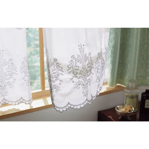 シルバー<br>裾にあしらった刺繍が風に揺れて美しい。