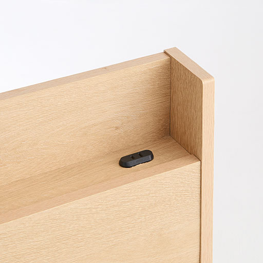 棚にはスマートフォンの充電などに便利な1口コンセント付き。