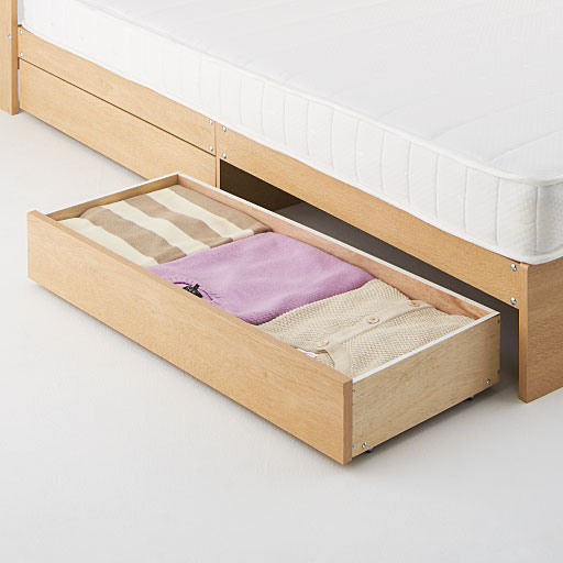 引き出しは取り出しやすいキャスター付き