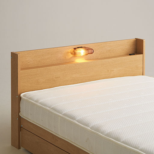 暖かな光が寝室をほのかに照らします。