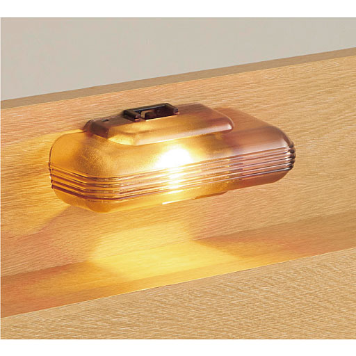 ライト付きで便利!<br>枕元に照明があるので、スイッチのオンオフも楽々。