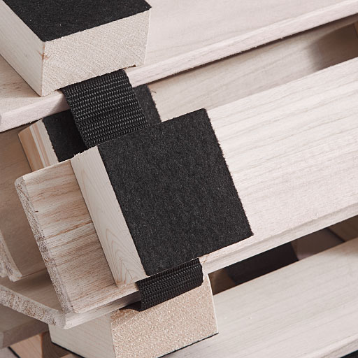 木脚裏はフェルト貼りなので床面を傷つけません。