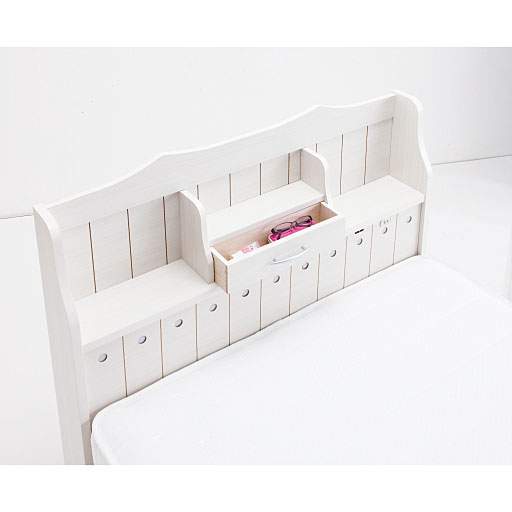 眼鏡などの小物収納に便利な小引き出し。