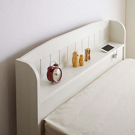 色々な物が置ける広々としたヘッドボード