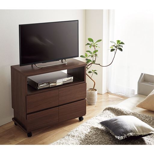 ダークブラウン B<br>3段階の高さ調節ができるので、様々な視聴シーンに最適のポジションで楽しめます。<br>寝室で(高さ67cm時)