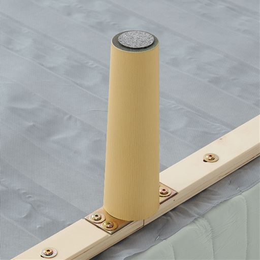 広げたマットレスに木桟・連結用金具を固定し脚を取りつけるだけ。