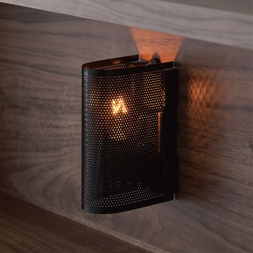 枕元照明はパンチングメタルのカバーでやわらかい光に。