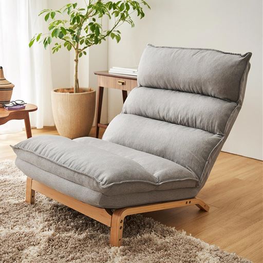 グレー<br>木脚付でインテリアに馴染むナチュラルなデザイン。