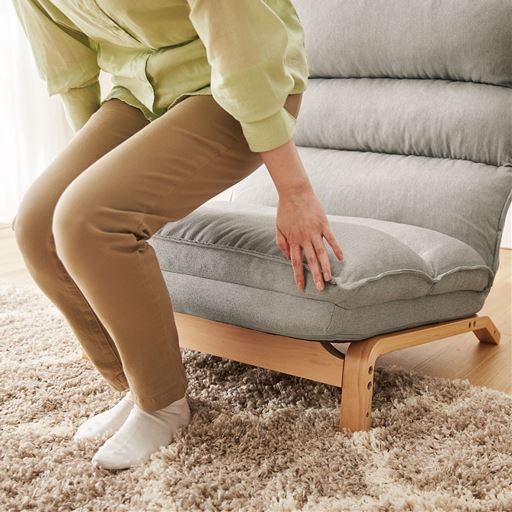 脚付きの程よい高さで立ち上がりもらくらく。