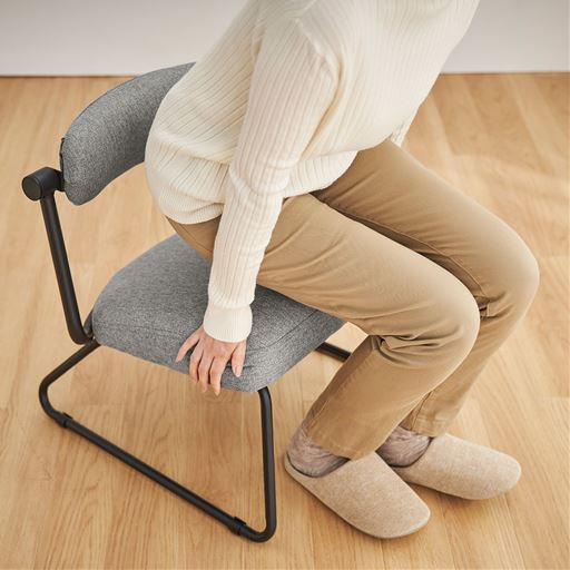 ライトグレー<br>立ち上がりやすさにこだわり、日本人の骨格を考えて作られた疲れにくいチェアです。