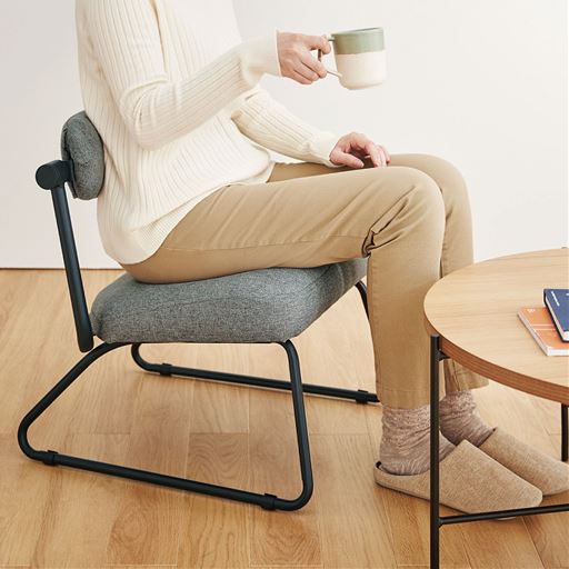 程よい高さでローテーブルとの相性もピッタリ。