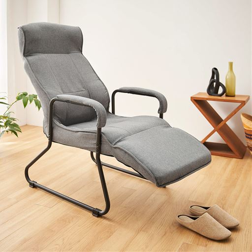 グレー<br>フットレスト付きのインテリアチェアです。