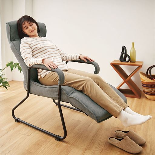 グレー<br>頭から足まで伸ばしてリラックス。