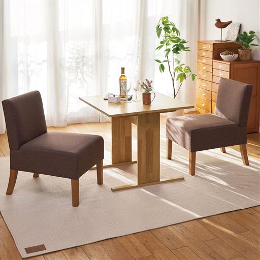 ナチュラル A (正方形) ※商品はダイニングテーブルです。<br>シンプルなデザインでインテリアにも合わせやすい。
