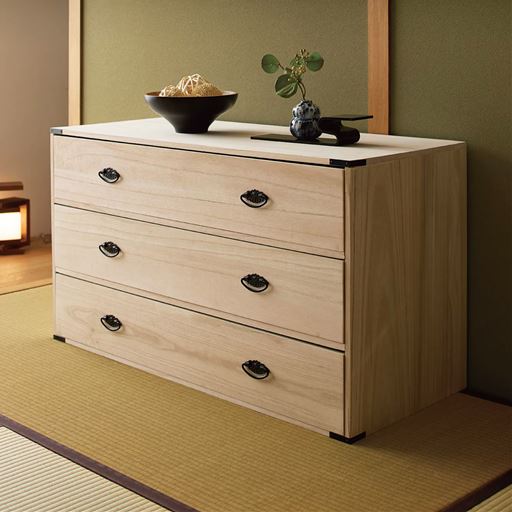 ナチュラル C (幅100cm/3段)<br>着物はもちろん、普段の衣類の保管にも重宝する桐製のたんすです。