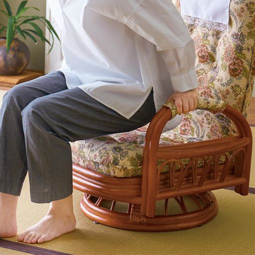 肘掛け付きで立ち上がりもラクラク。