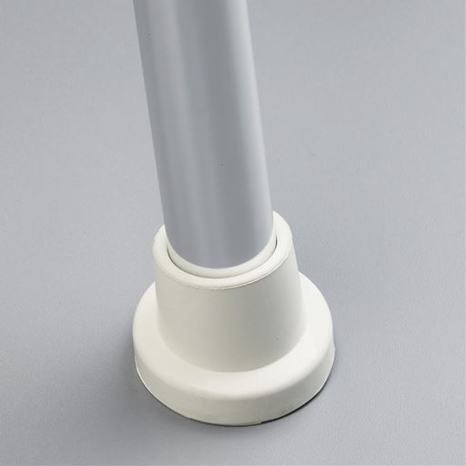 ゴム付きの足は滑りにくく床を傷つけない。