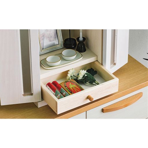 ホワイト 引き出しにはロウソクやお線香を収納可能※仏壇内で火を使用するロウソクや線香の使用はお控えください。