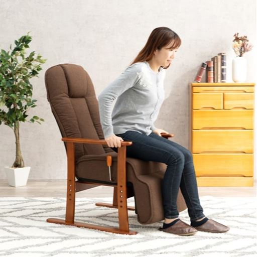 ブラウン<br>肘掛け付きで立ち上がりらくらく