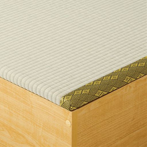 ナチュラル<br>天然い草を使用した天板。