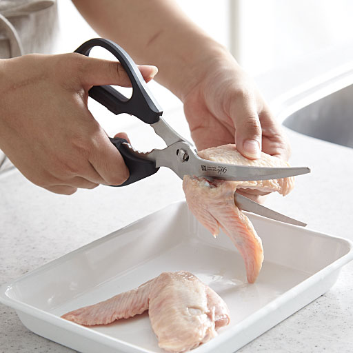 ブラック<br>柔らかい皮の部分もキレイにカットできます。(手羽先)
