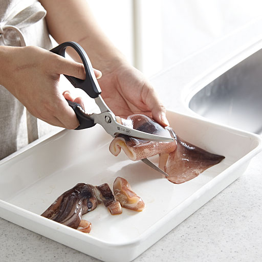 ブラック<br>滑りやすい食材もカットしやすい。(生のイカ)