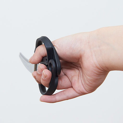 ブラック<br>ハンドル部は、手のひらに合うように弧を描いているので、長時間の使用や固いものをカットしたときでも疲れにくい形状です。