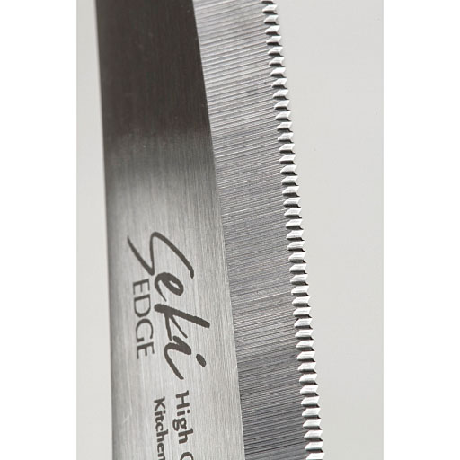 刃部は食材に食い込み滑りにくいギザ刃を採用