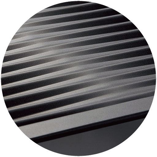 ワイド トレーには油が落ちやすい緩やかな傾斜&溝付き