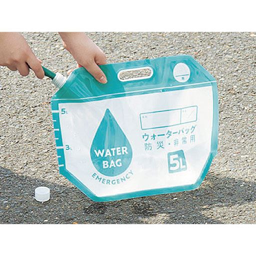 自立するから給水しやすい。目盛り付きで吸水量や残量が分かりやすい。