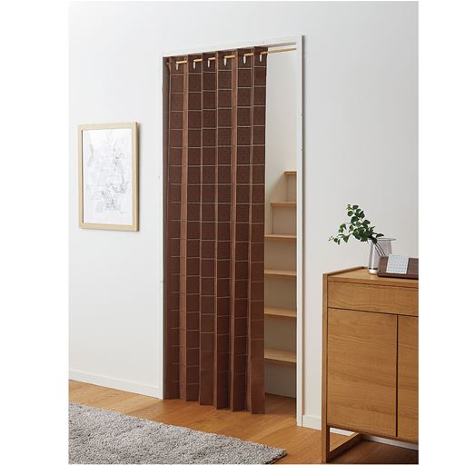 ブラウンA (花柄)<br>リビング階段や独立キッチン、廊下との境などにサッと設置できます。急な来客時の目隠しにも。
