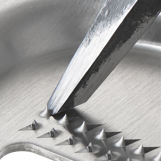 鏨(タガネ)で一目づつ、本目立てをしています。