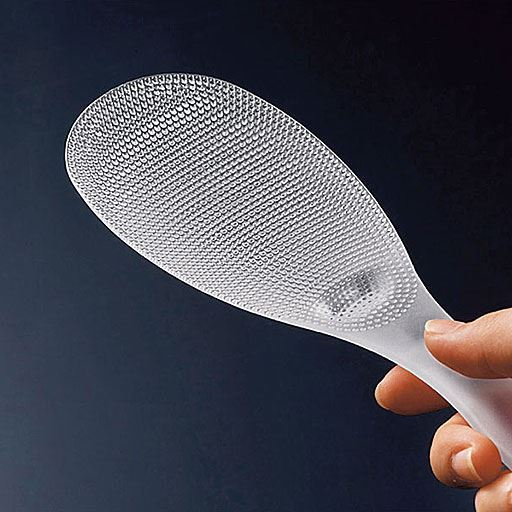 剥離性の高い素材TPX(R)樹脂を使用。エンボス加工の配列まで計算し、ご飯粒が付きにくい仕様をこだわり抜きました。