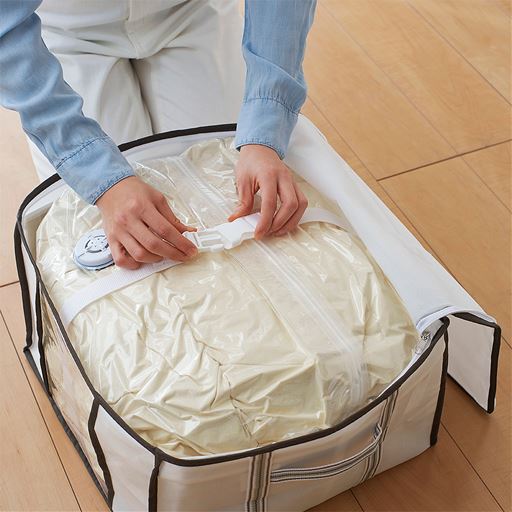 膨らみ防止バンド付き。布団や冬物衣類など、ボリュームのある物を収納する際に。