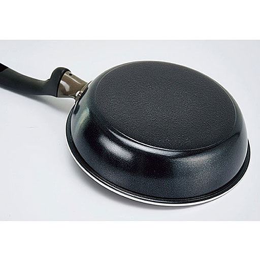 底が熱で変形しにくくお料理が快適に!