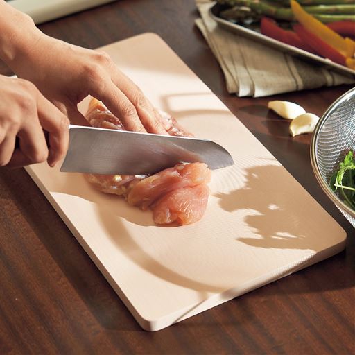 プロも愛用するロングセラー。人気の抗菌まな板が登場