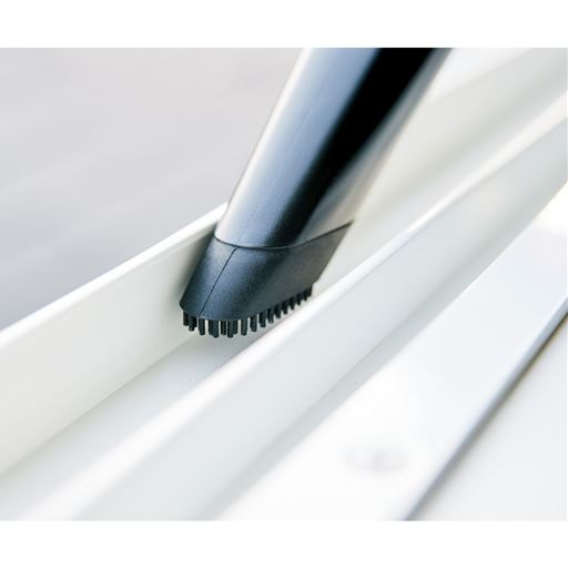 【先細ブラシ】先端が細く、ブラシでこすりながら吸引できるから、ホコリのたまりやすいすき間などにぴったり。