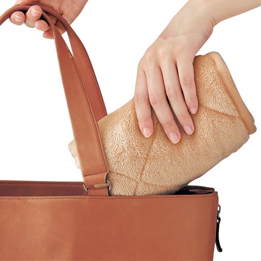 コンパクトに折りたためて携帯にも便利。