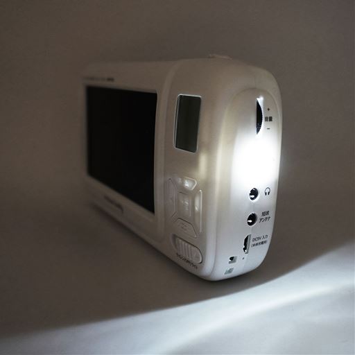 夜間や停電時に便利なLEDライトを搭載