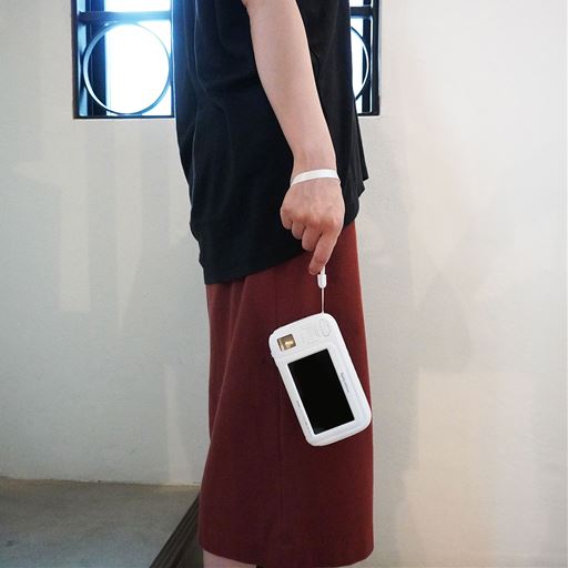 持ち運びに便利なハンドストラップを付属しています